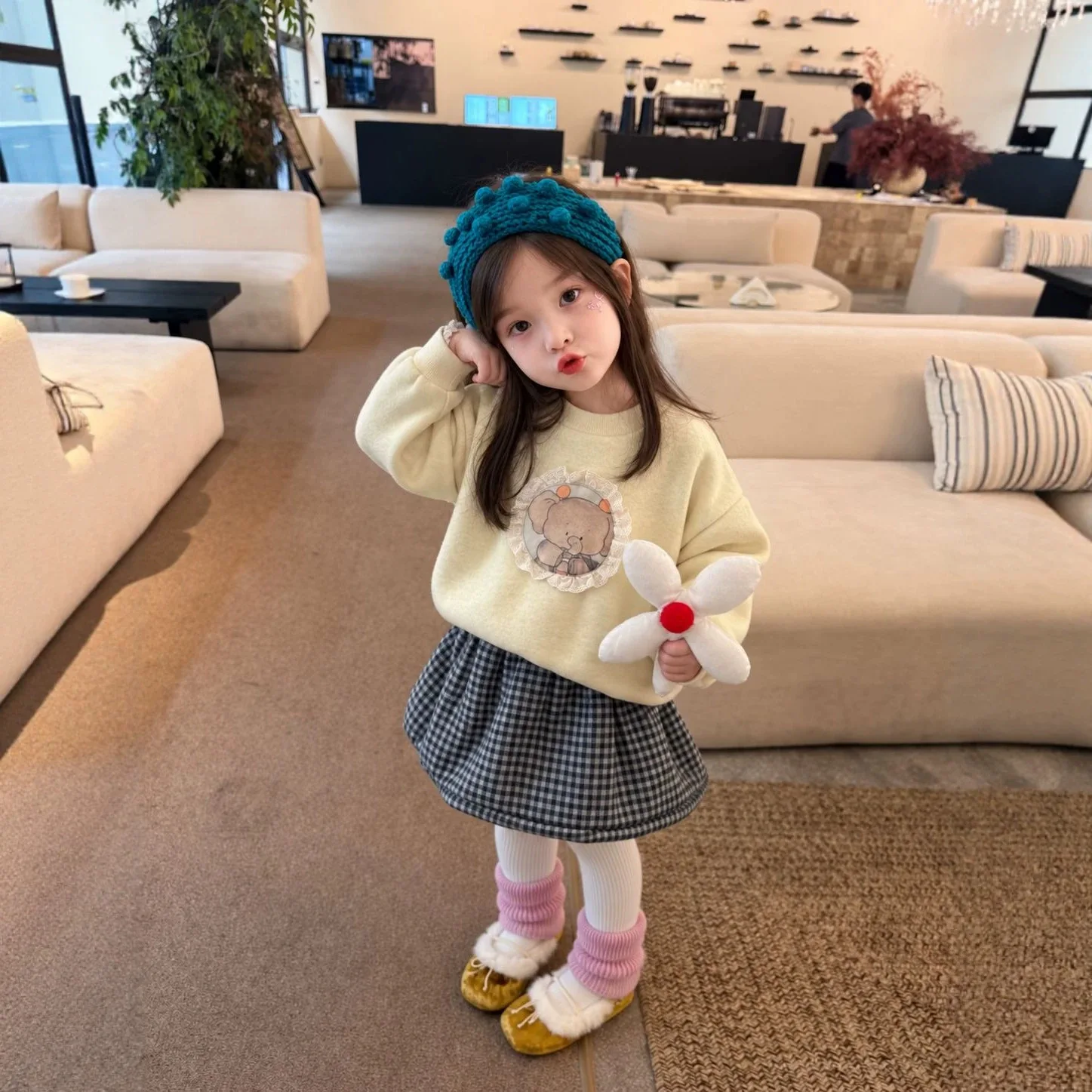 Korean Girls' Velvet Hoodie with A Stylish Autumn and Winter Coat 2026 New Children's Sweet Cartoon Pullover Top