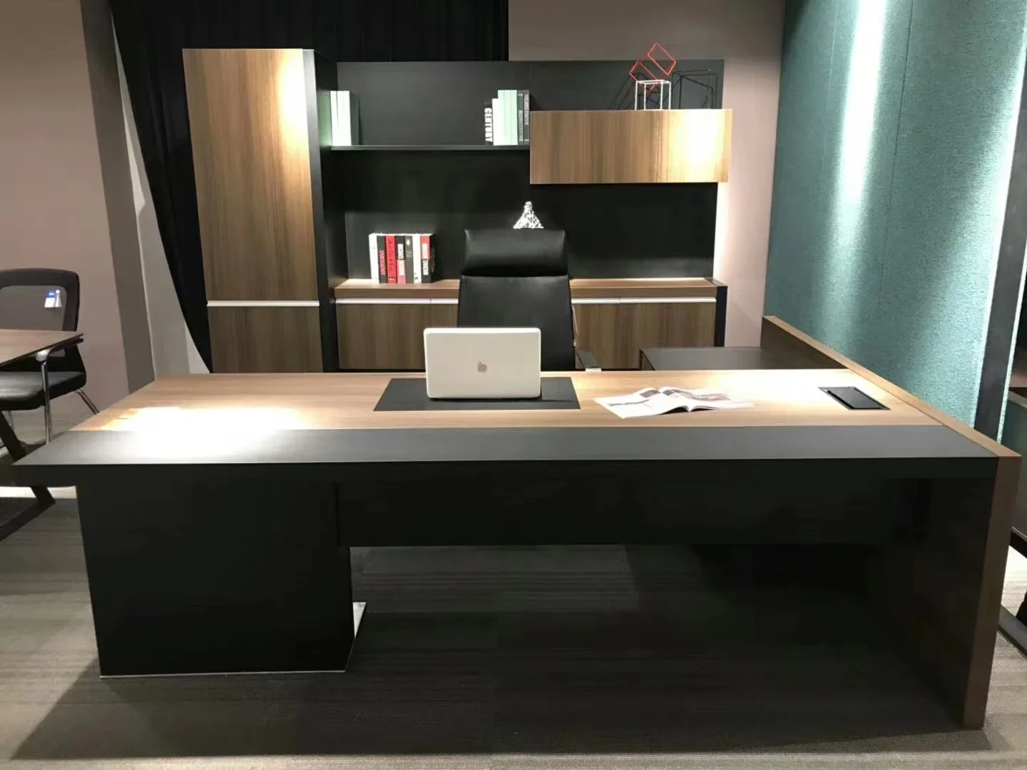 

A Modern Design Wooden CEO Furniture Premium Executive Office Desk