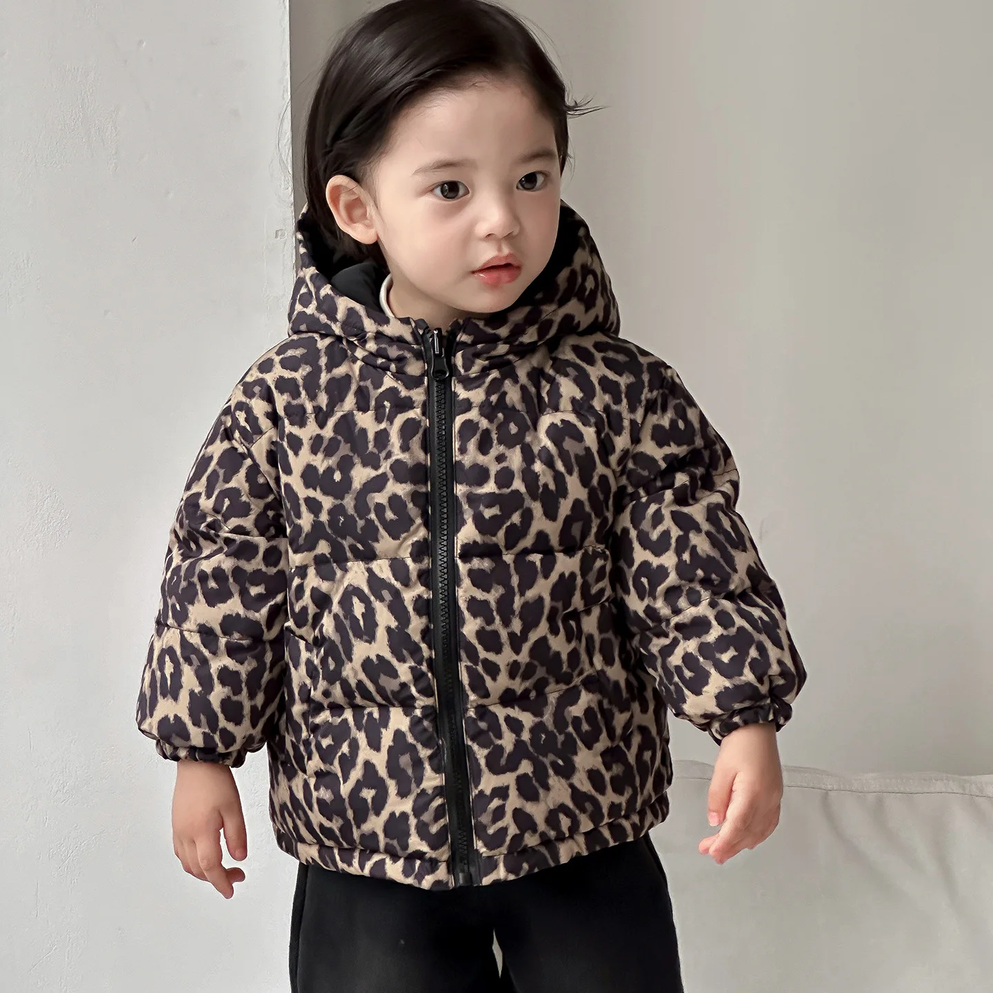 

Зимняя одежда для маленьких девочек, коллекция 2025 года, утепленная теплая детская пуховая куртка с леопардовым принтом для маленьких девочек, двусторонняя детская верхняя одежда для девочек 1–3 лет