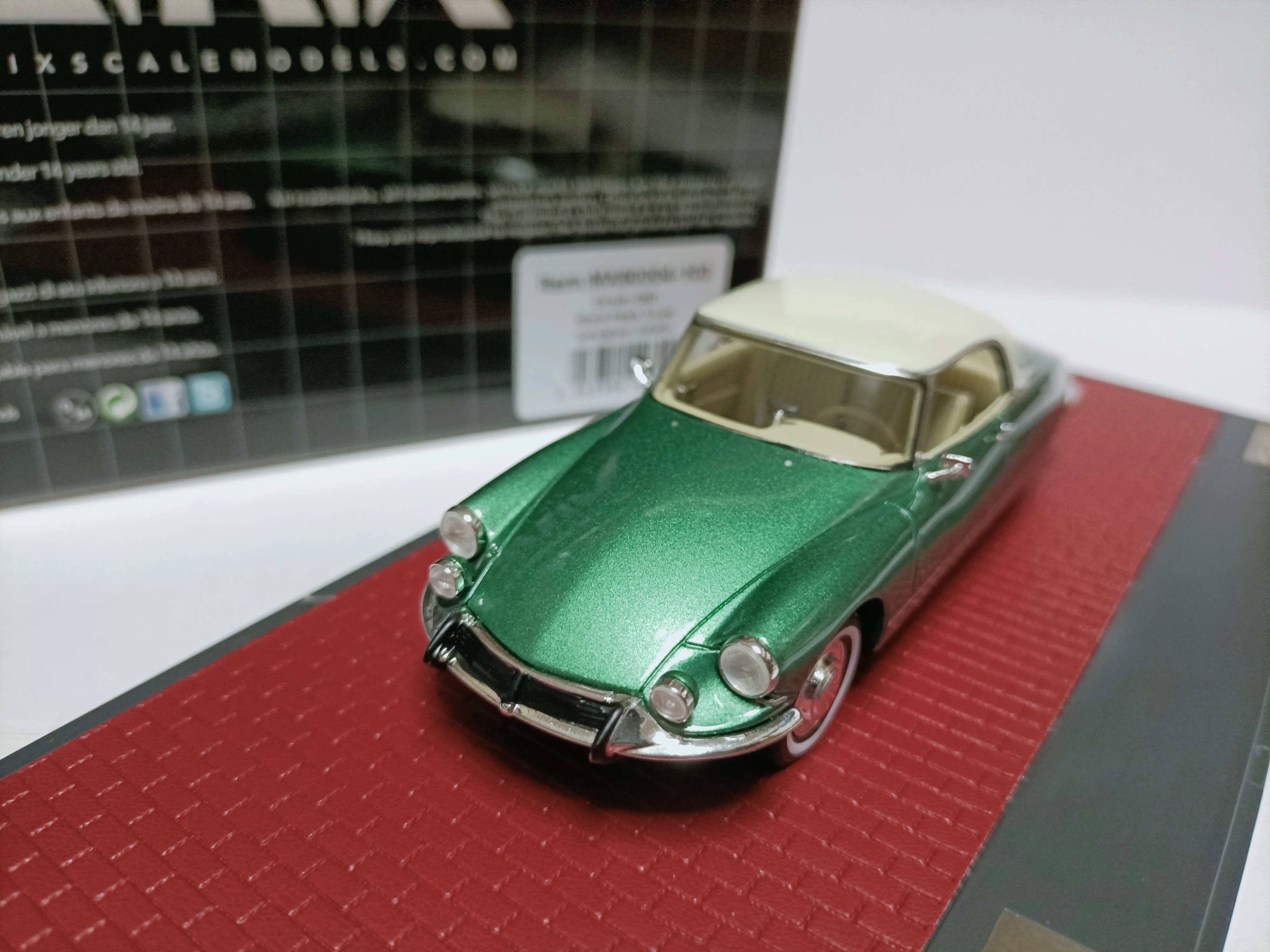 Matrix 1 43 - A Renault sports car model, the Citroen DS21 Grand Palais Coupe, in green color.
