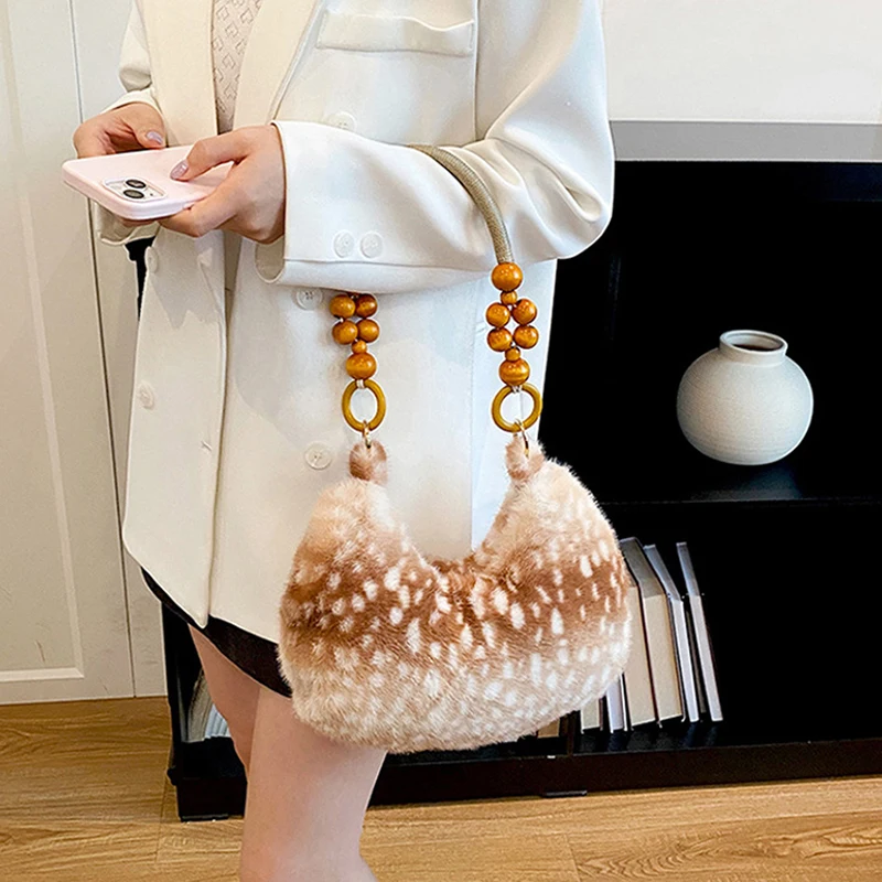 Kunstfell-Unterarmtasche für Damen mit Hirschfleckenmuster, flauschige Plüsch-Schultertasche mit Holzperlengriff-Design, Vintage-Handtasche ﻿ – Detail 5