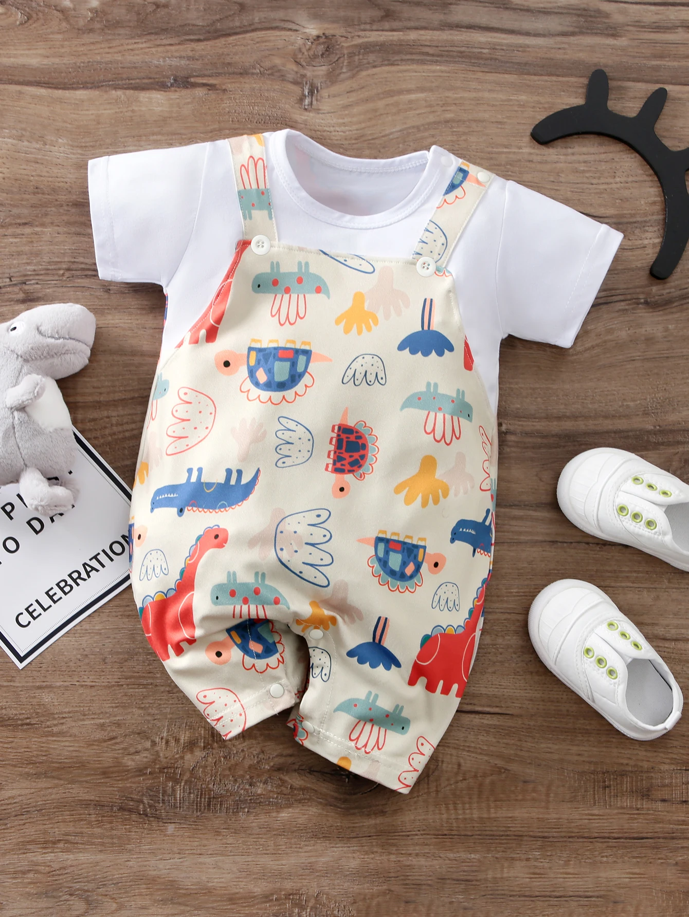 

One-piece summer outfit for baby boys, short-sleeved, thin, apricot-colored, dinosaur paradise print, suspenders, outdoor wear