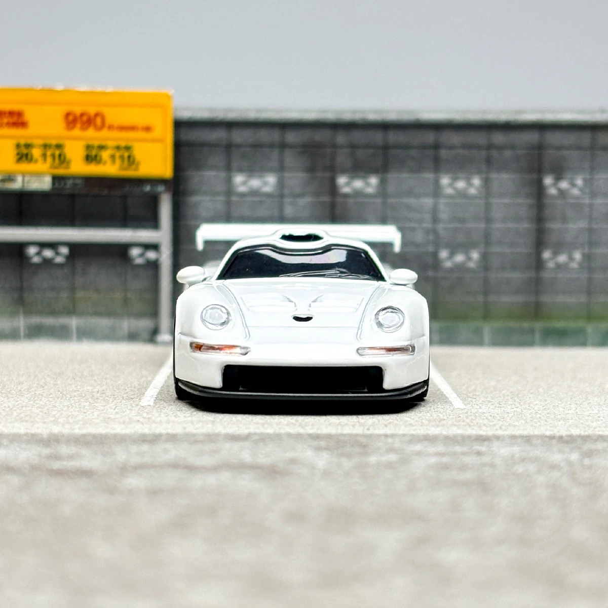 Tiny &Sparky 1:64 GT1 diecast model car