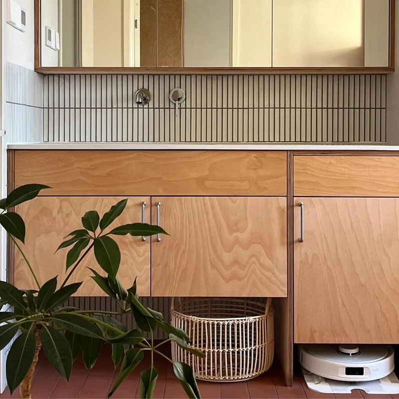 

Средневековый цветной шкафчик для ванной комнаты из дуба с интегрированной керамической раковиной, окрашенный в сочетании с другими цветами.