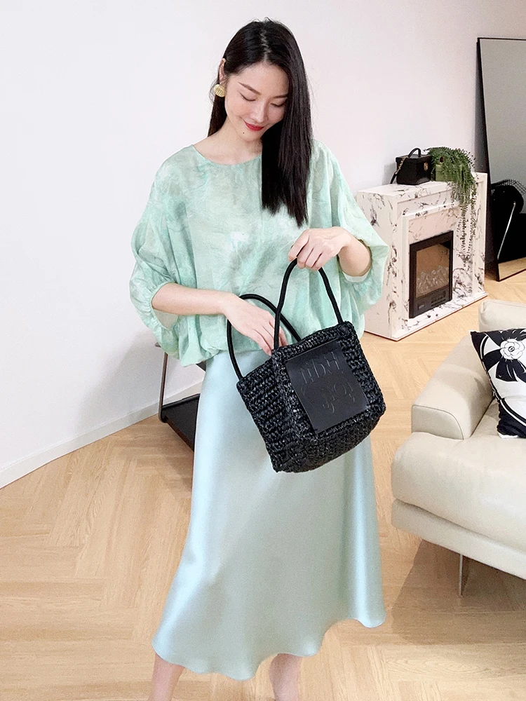 

Шелковая блузка свободного кроя с рукавами «летучая мышь», круглым вырезом и принтом в технике акварельной росписи, женская.