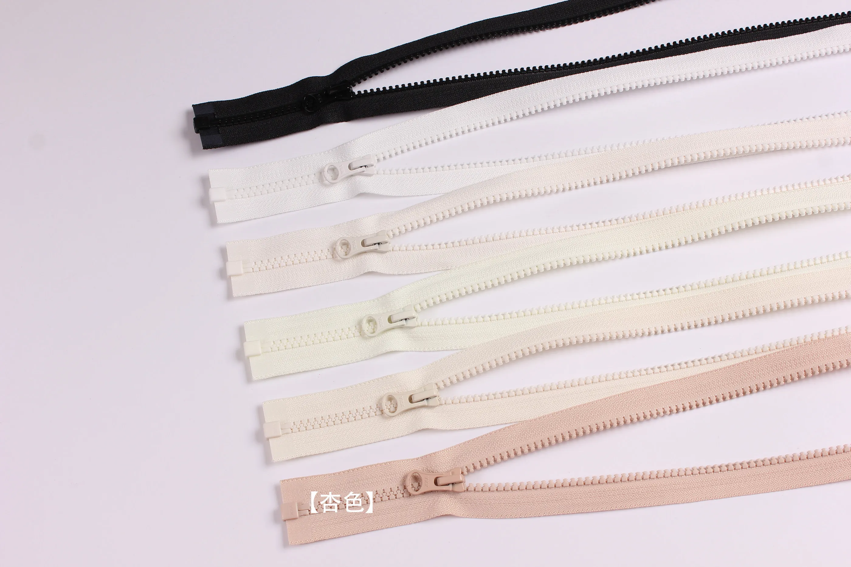 YKK-Reißverschluss Nr. 5 Harz-Gummi-Zahnöffnung, Reißverschluss am Schaf, dicke Schuljacke, Daunenbaumwolle, Echt – Detail 6