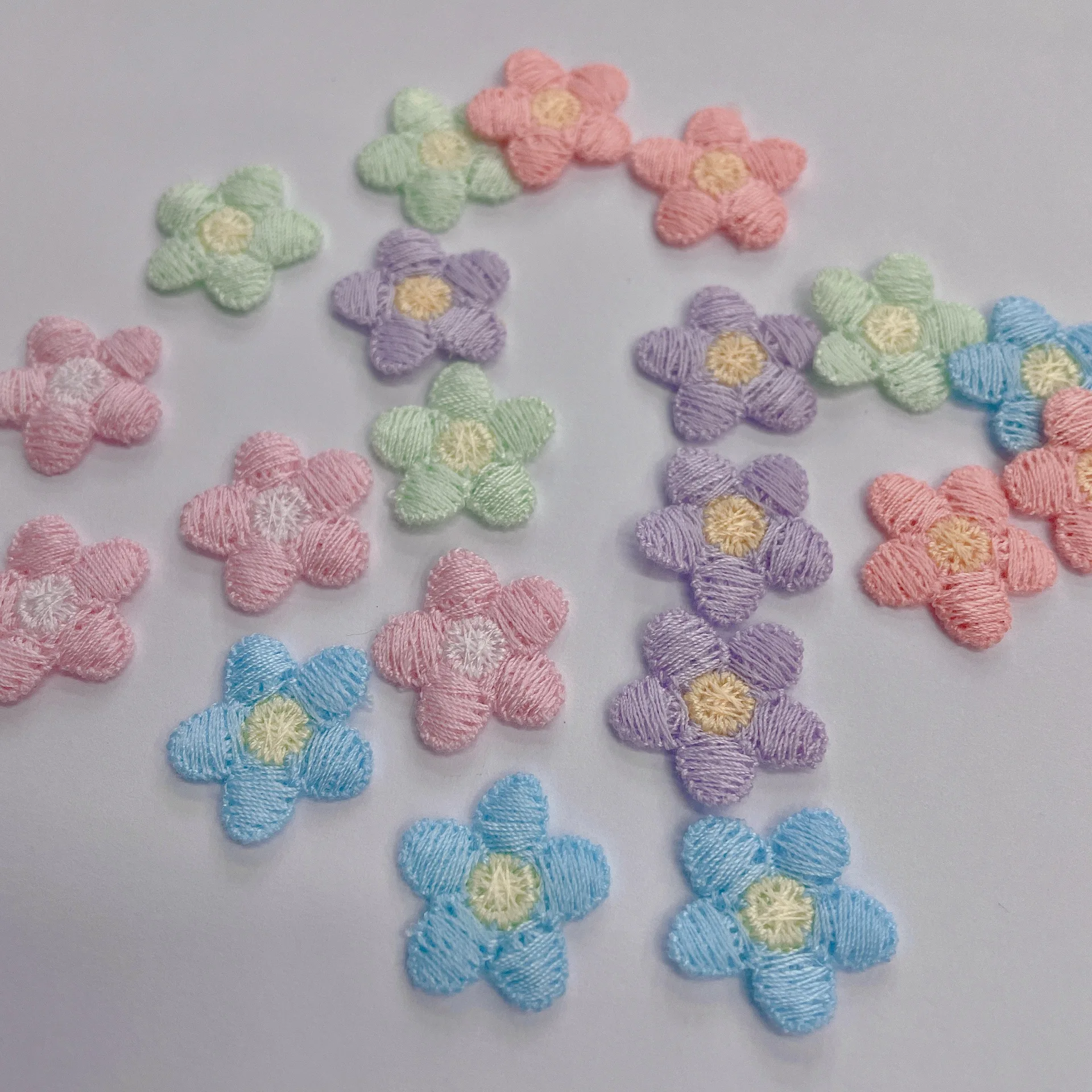 50 Stuks Schattige Kleine Bloemen Vijf Bloemblaadjes Kinderen Hoofdtooi Accessoires Decoratieve Accessoires 2Cm Kleurrijke Bloemen Doek Stickers