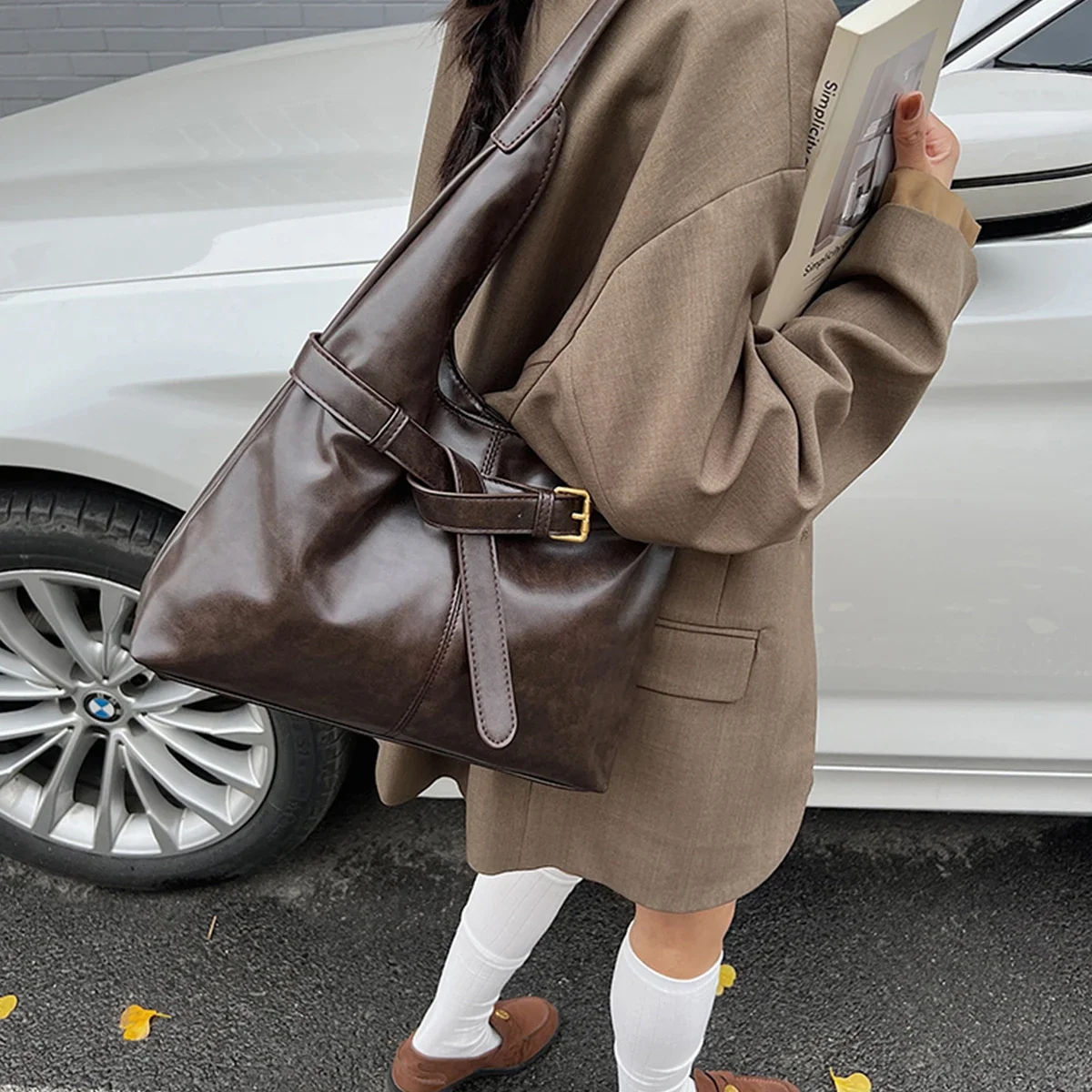 حقيبة كتف لامعة كلاسيكية خفيفة الوزن ذات سعة كبيرة من البولي يوريثان مقاومة للماء بلون سادة ومشبك مغناطيسي ومقابض مزدوجة