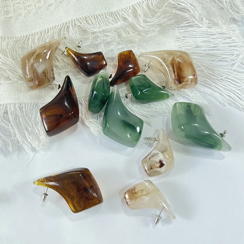 Vintage Amber Color Horn-shaped Resin Stud Earrings for Women Fashion Minimalist Jewelry Party Accessories