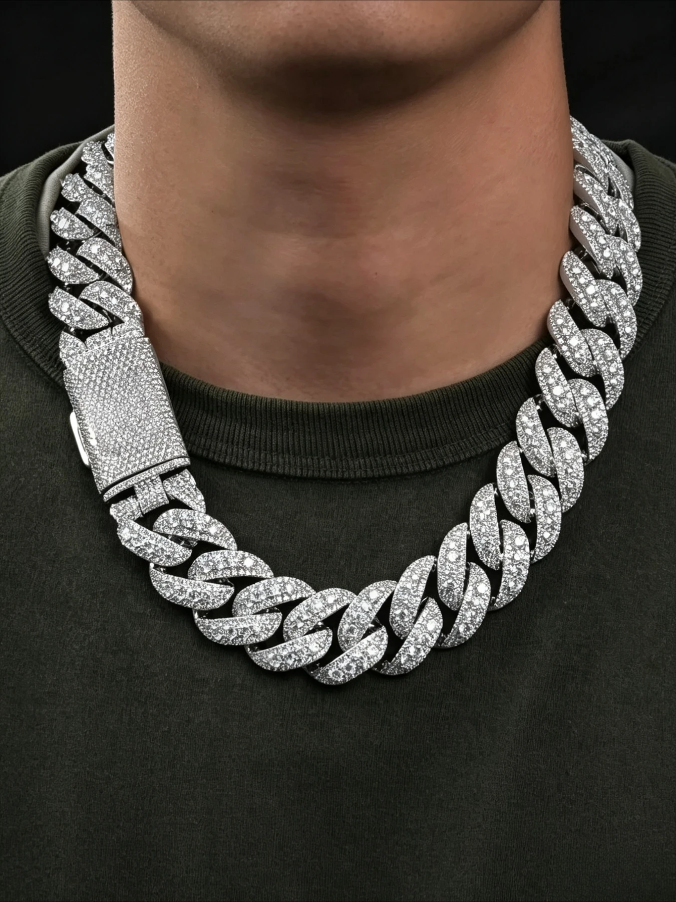 Luxury 18mm Cuban chain men's hip-hop jewelry ice crystal inlaid Miami Cuban chain, many rap artists have the same accessories
