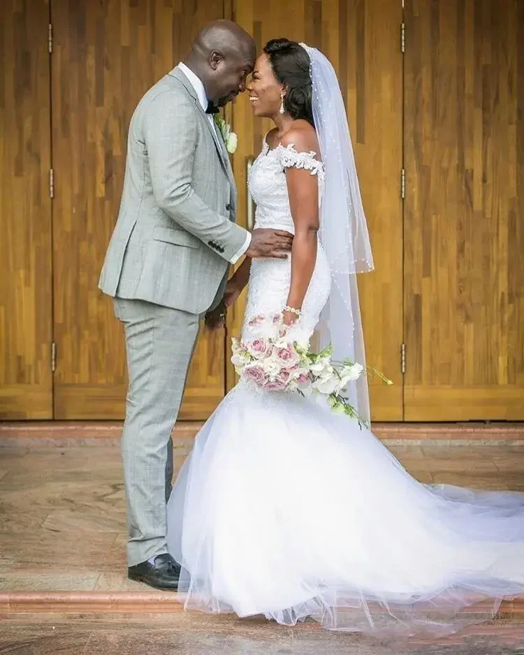 

Customized Nigerian African New Mermaid Wedding Dresses Off Shoulder Lace Applique Backless Chapel Train Bridal Gowns