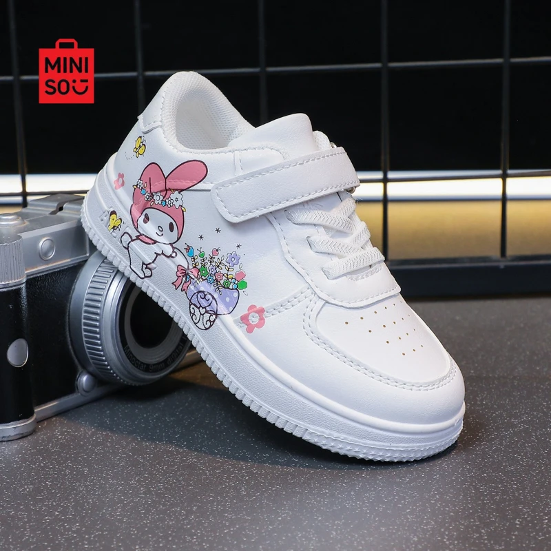 أحذية رياضية للفتيات من Miniso 2025، أحذية منصة بيضاء بحزام فيلكرو لملابس كاجوال كرتونية للأطفال الكبار