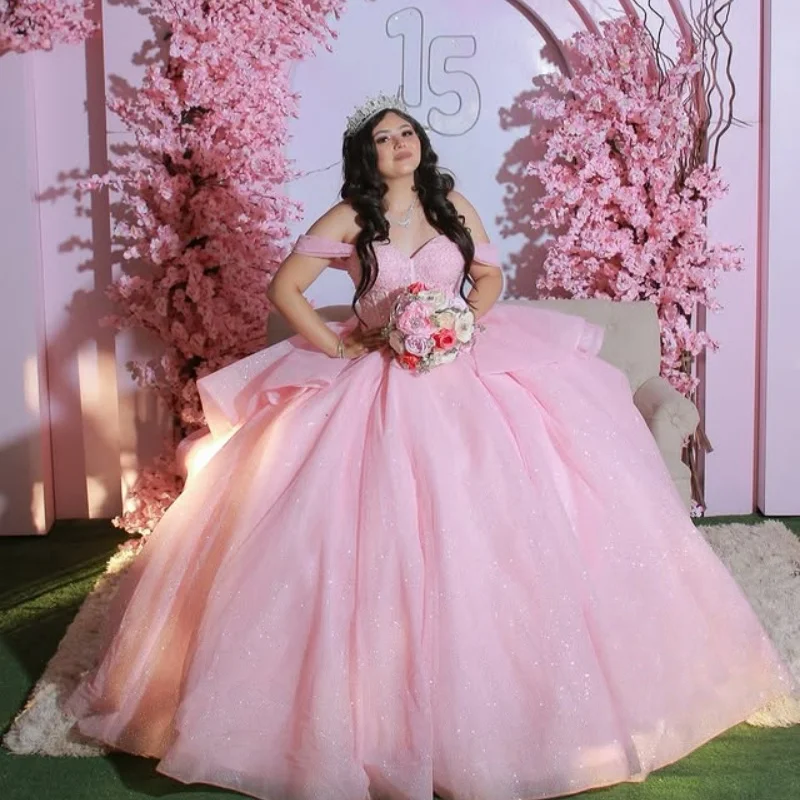 Abiti Quinceanera rosa lucido personalizzati con spalle scoperte decalcomania di cristallo stratificazione Coda lunga Tull Vestido 15 Quinceanera