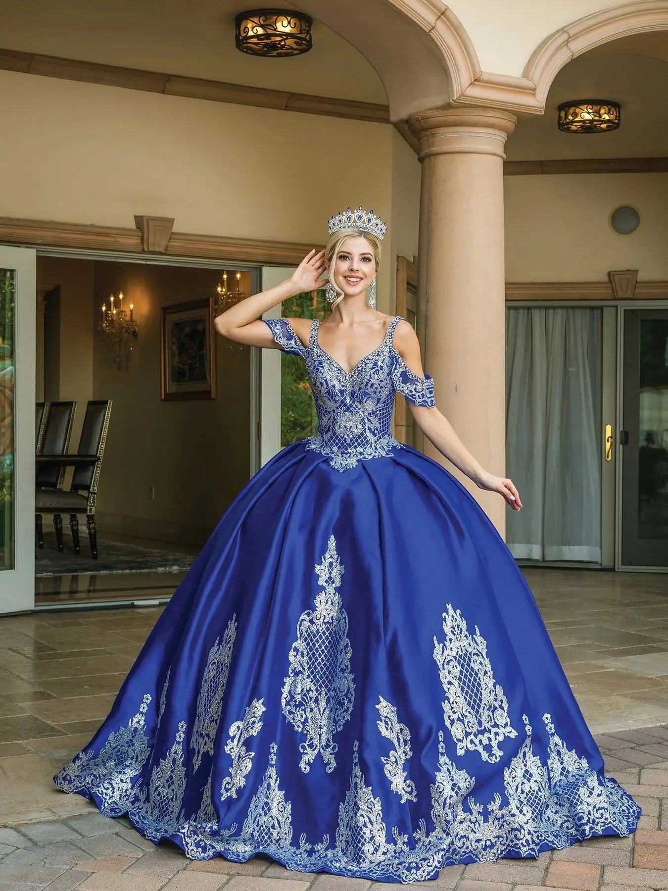 

Royal Blue Quinceanera Dresses Lace Up Appliqued V Neck Princess Ball Gown Prom Party Wear Sweet 16 Dress