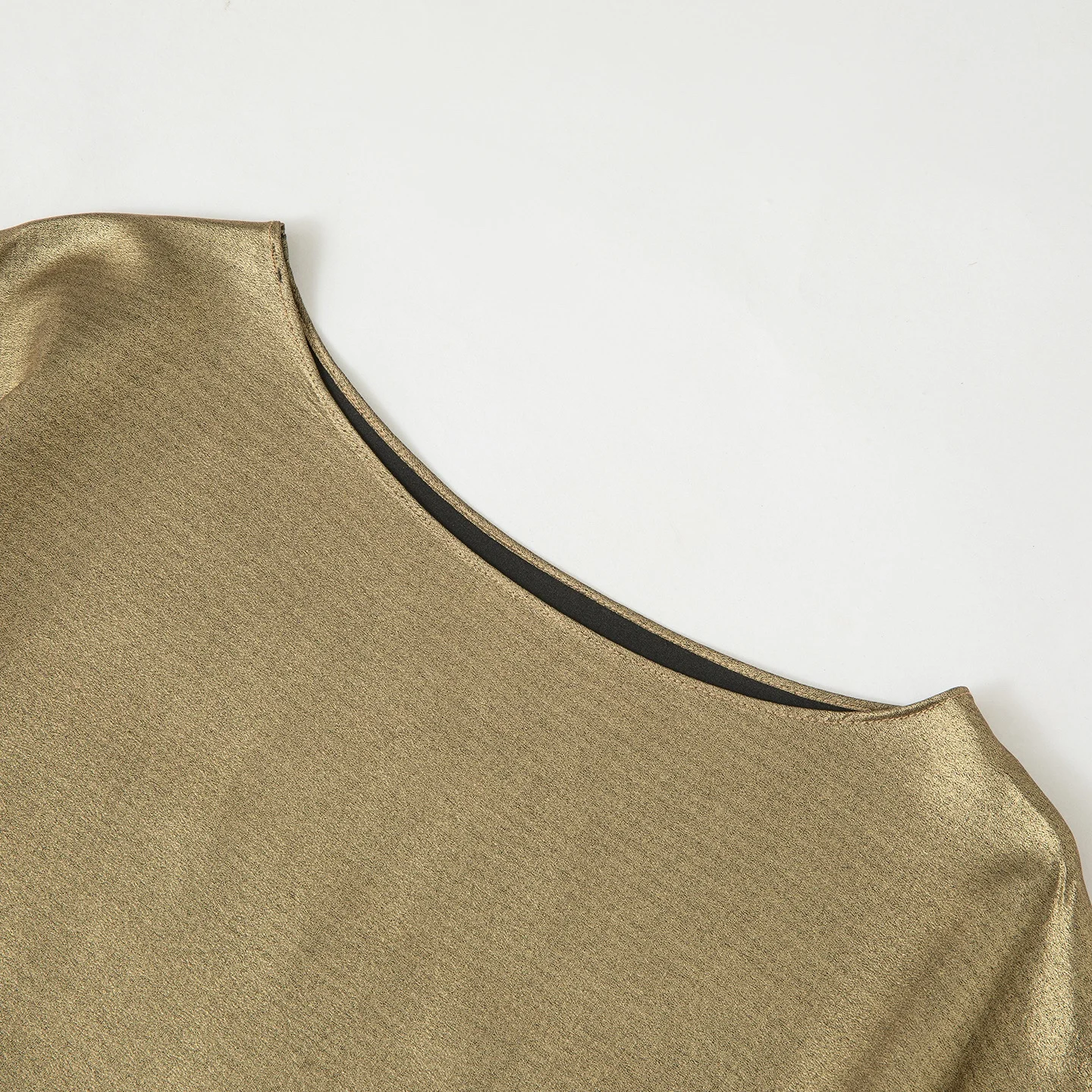 Minimalist Design 100% Natural Mulberry Silk Crepe De Chine Batwing Short Sleeved Loose Round Neck Women's Casual Gold T-shirt