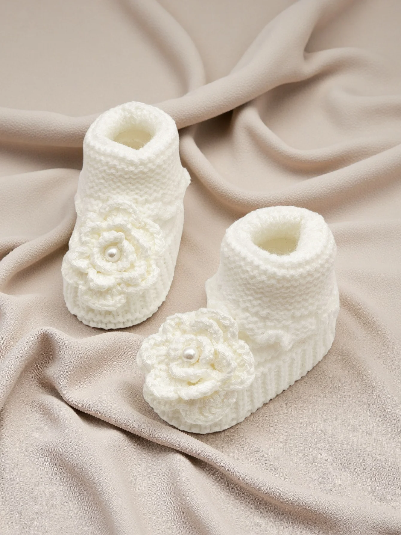 زوج واحد من أحذية الأطفال المصنوعة يدويًا من الكروشيه مع زهرة بيضاء، أحذية لحديثي الولادة منسوجة ناعمة بتفاصيل لؤلؤية #1