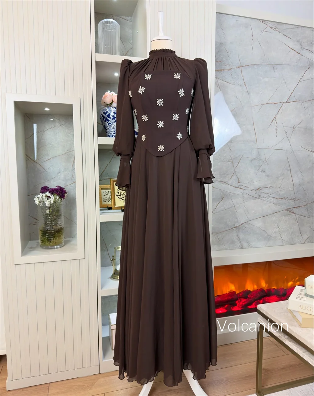 ชุดเดรสยาวคอสูงทรงเอประดับเลื่อมผ้าชีฟองสุดหรูที่ออกแบบตามสั่งสำหรับโอกาสพิเศษสไตล์คนดังที่ทันสมัยแบบเป็นทางการ