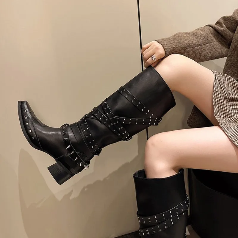 

2025 женские ботинки в стиле панк с заклепками, массивные мотоциклетные ботинки, крутая повседневная обувь для вечеринок в ночном клубе, высокий каблук до колена с пряжкой и украшением