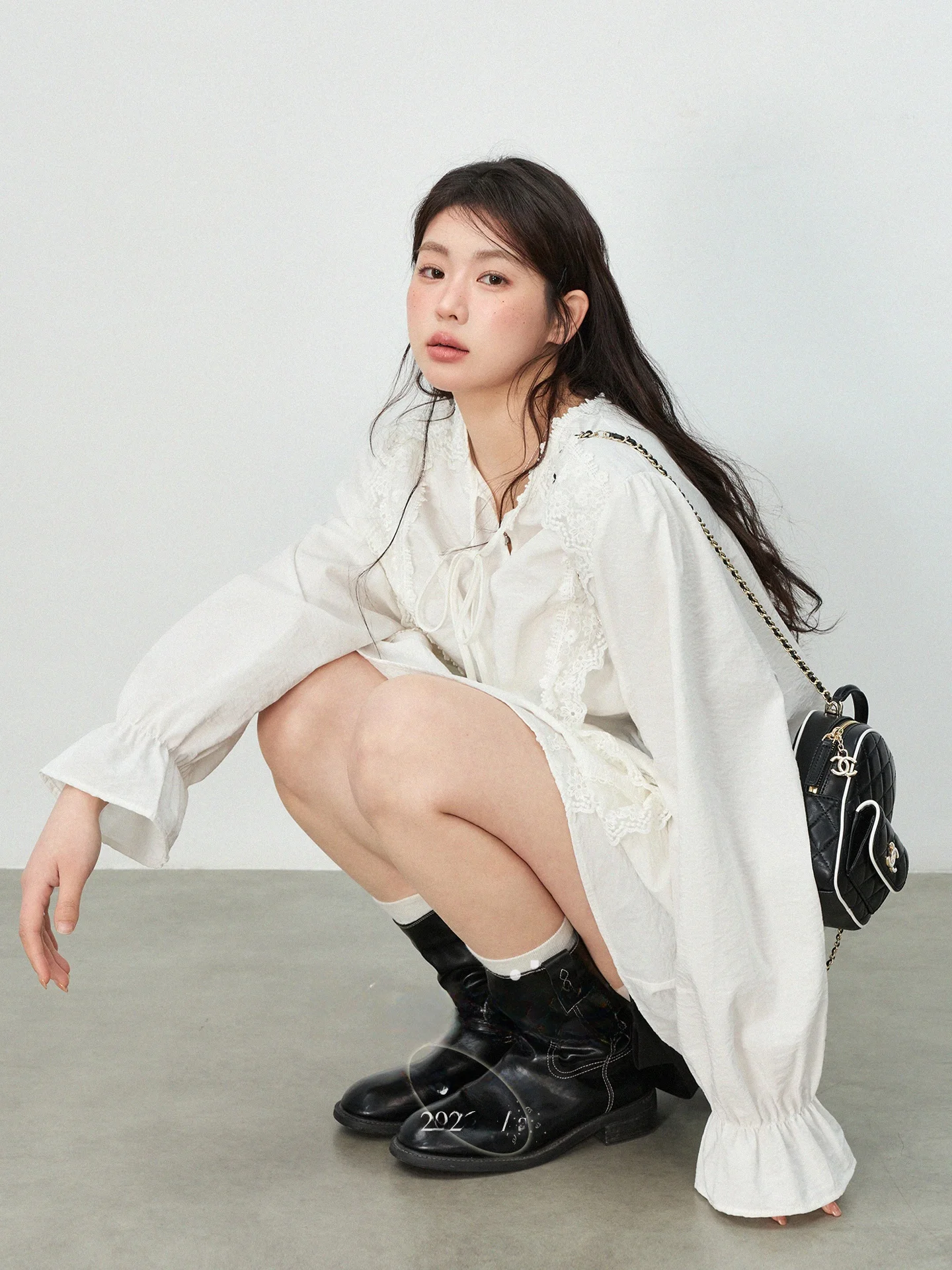 

Белая хлопковая блузка больших размеров с V-образным вырезом, свободного кроя, с кружевными вставками и длинными рукавами, весенний дизайн, для полных женщин