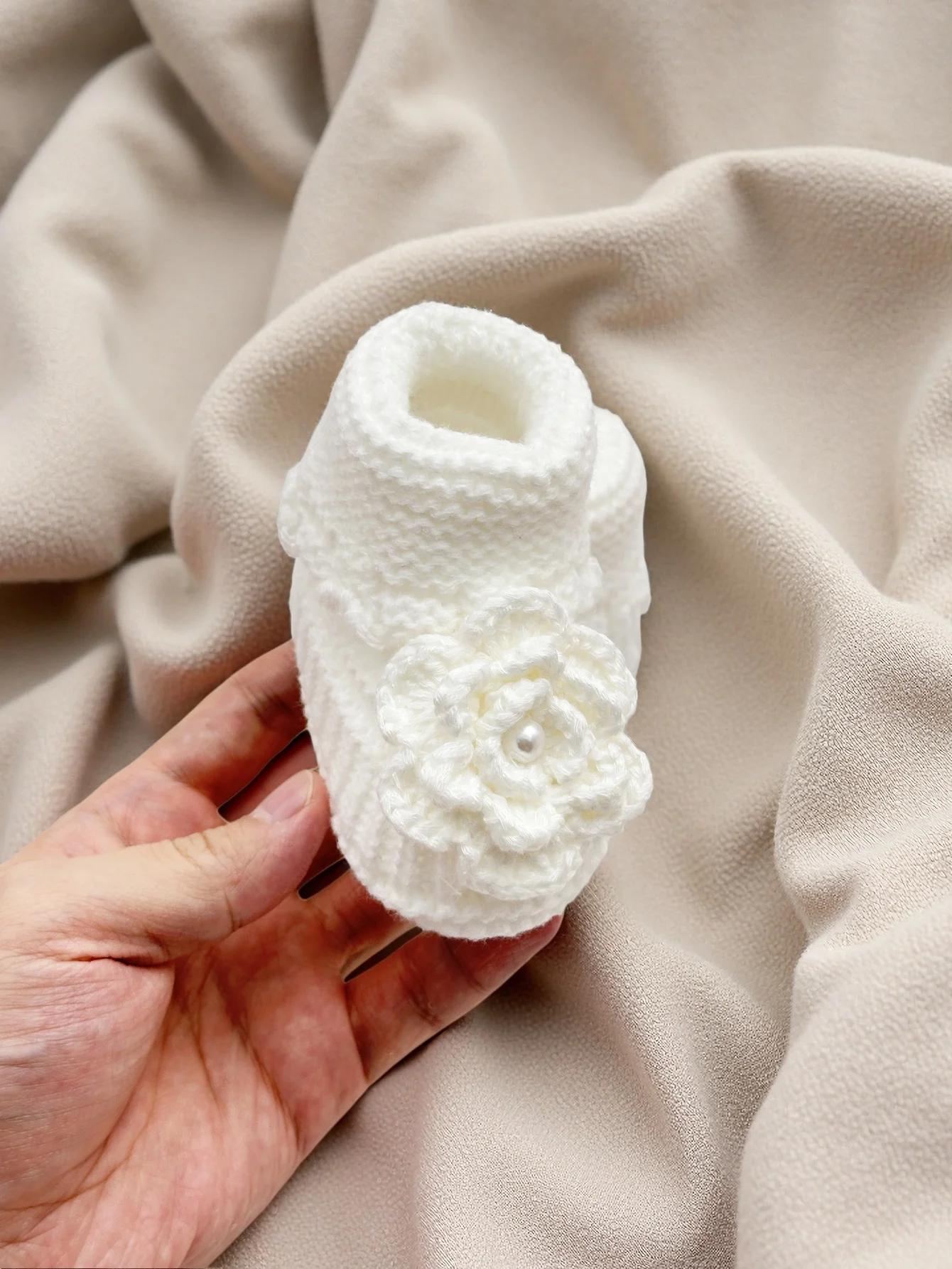 زوج واحد من أحذية الأطفال المصنوعة يدويًا من الكروشيه مع زهرة بيضاء، أحذية لحديثي الولادة منسوجة ناعمة بتفاصيل لؤلؤية #2