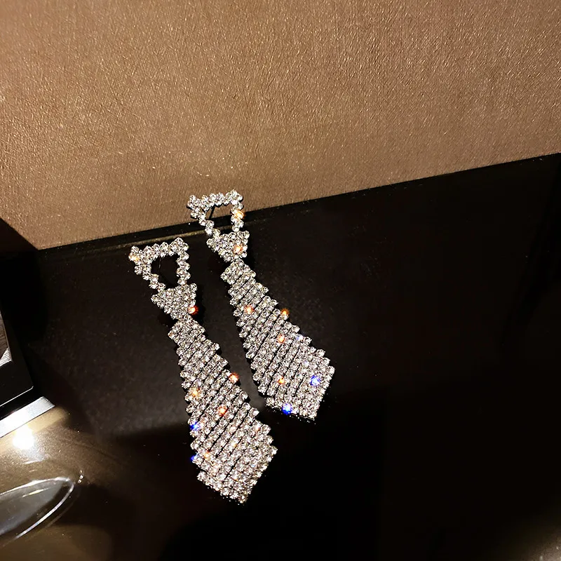 Orecchini di cristallo geometrici brillanti per le donne Bijoux orecchini pendenti con strass a forma di cravatta gioielli di dichiarazione