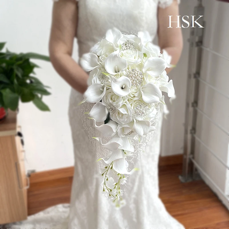 Novia accessori da sposa perle a forma di goccia, giglio della valle, ninfee di Calla, rose combinate fiori tenuti in mano