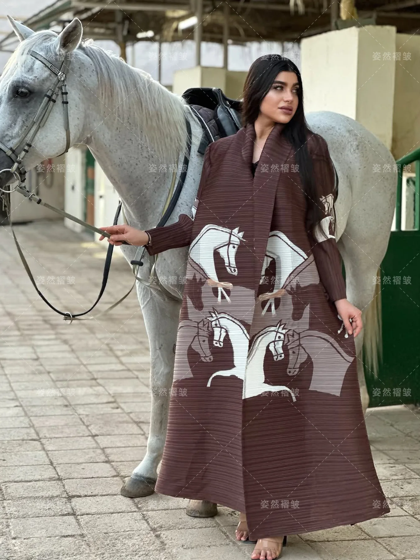 Elegante braune plissierte Abaya mit Pferdedruck – langer islamischer Kaftan für Frauen, bescheidene Mode-Robe, perfekte lässige formelle Anlässe