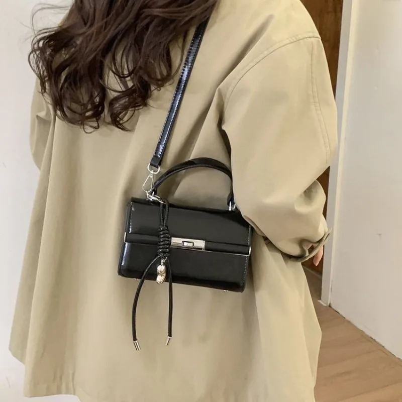 

Весенняя коллекция 2026. Женская сумка через плечо с застежкой-молнией и милым шармом для работы и выходных.