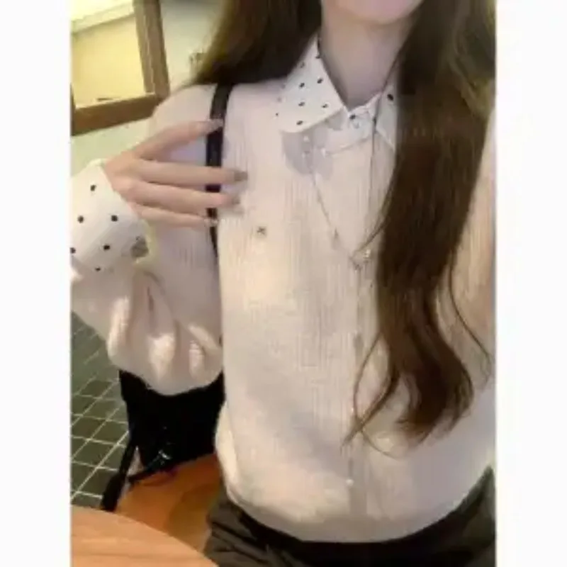 Sweter w stylu koreańskim z różowymi kropkami, kołnierzykiem polo i efektem dwóch warstw, idealny na jesień i zimę.