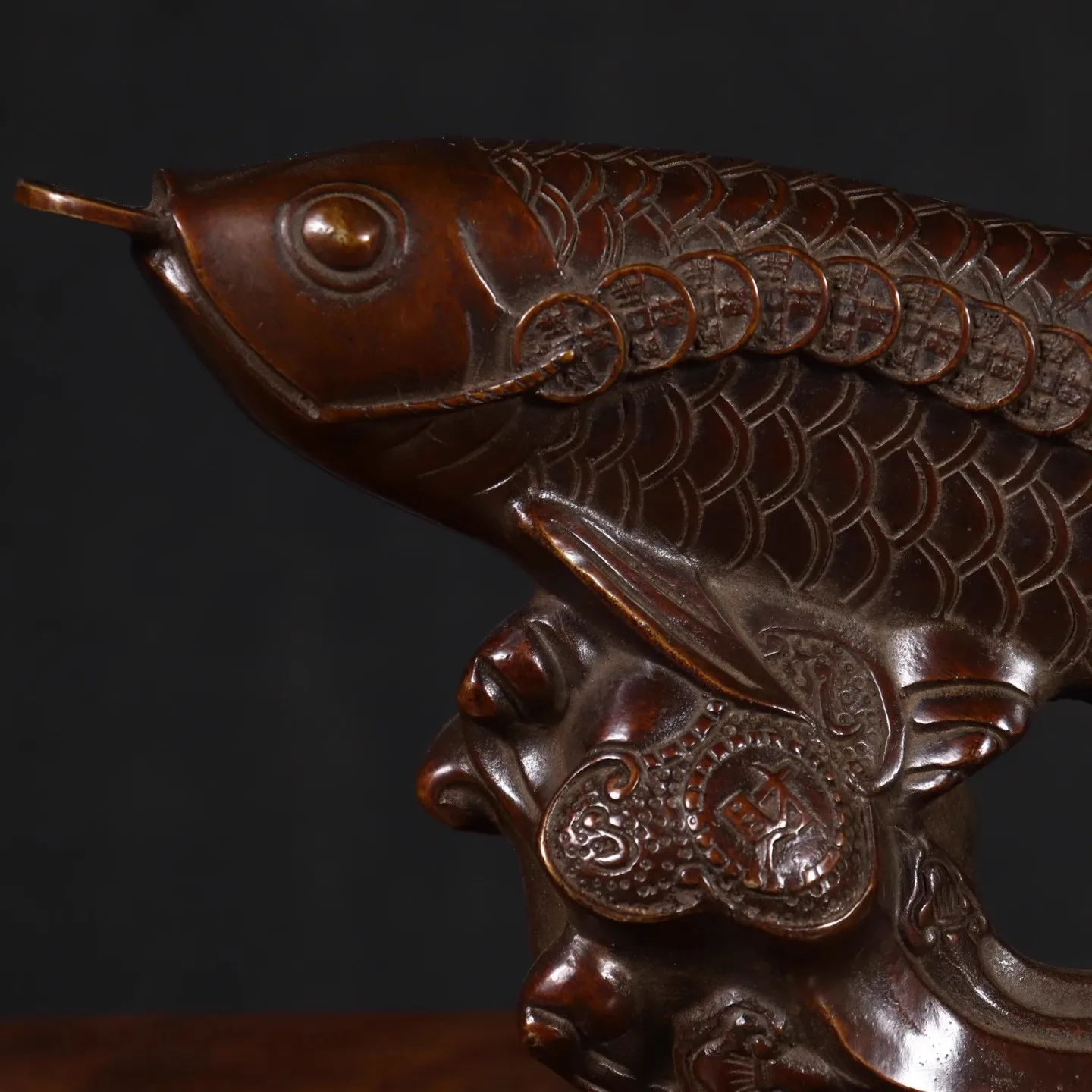 تحتوي حلي أسماك التنين الذهبية النحاسية النقية على وعاء كنز الأسماك كل عام، وطاولة مكتب غرفة المعيشة والمتجر المكتبي