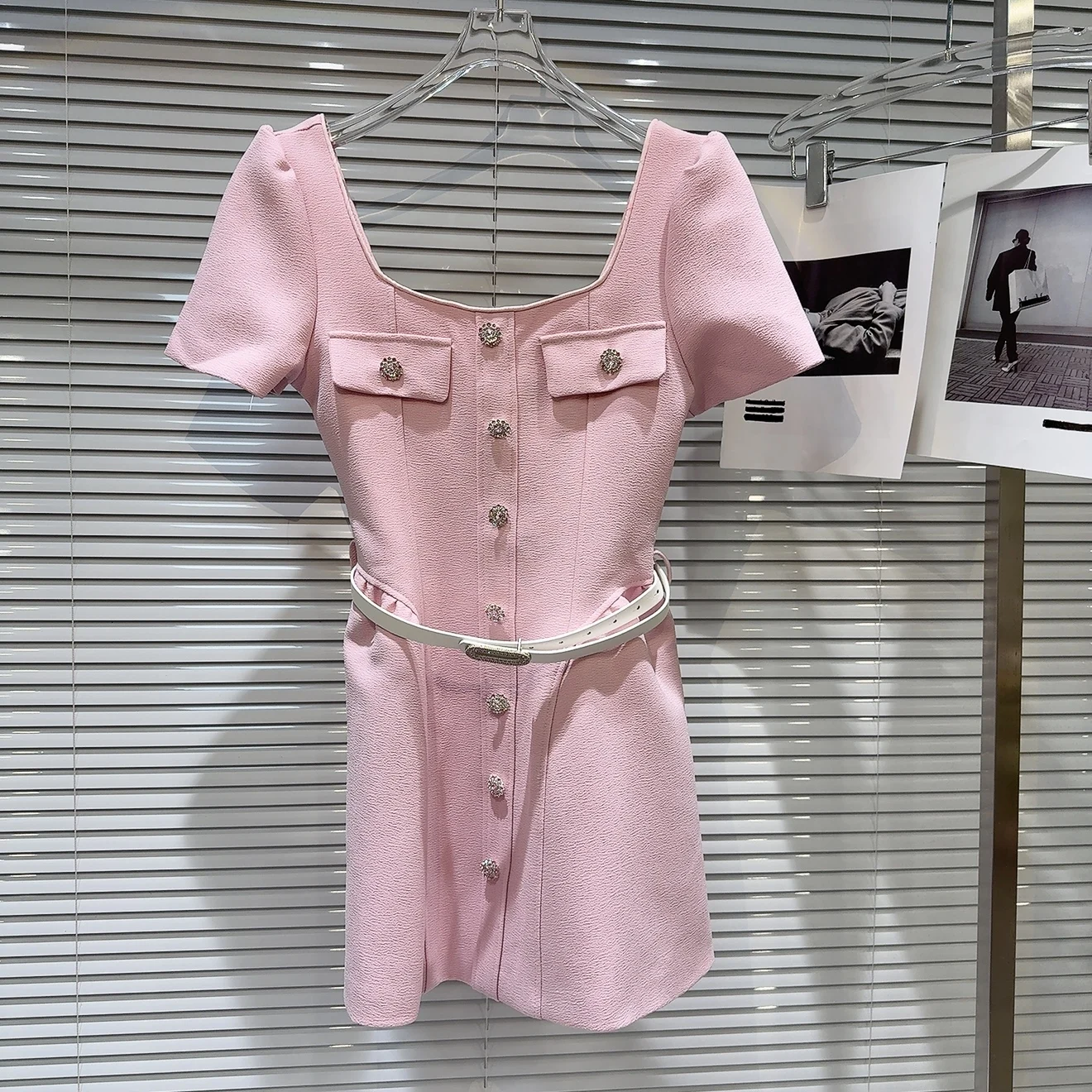 Primavera 2026 Novo Sle Little Fraance Wind U-Ne Diamond Bule Cintura com cinto Slim Fit Or Sve Dr Cintura alta Linha A...