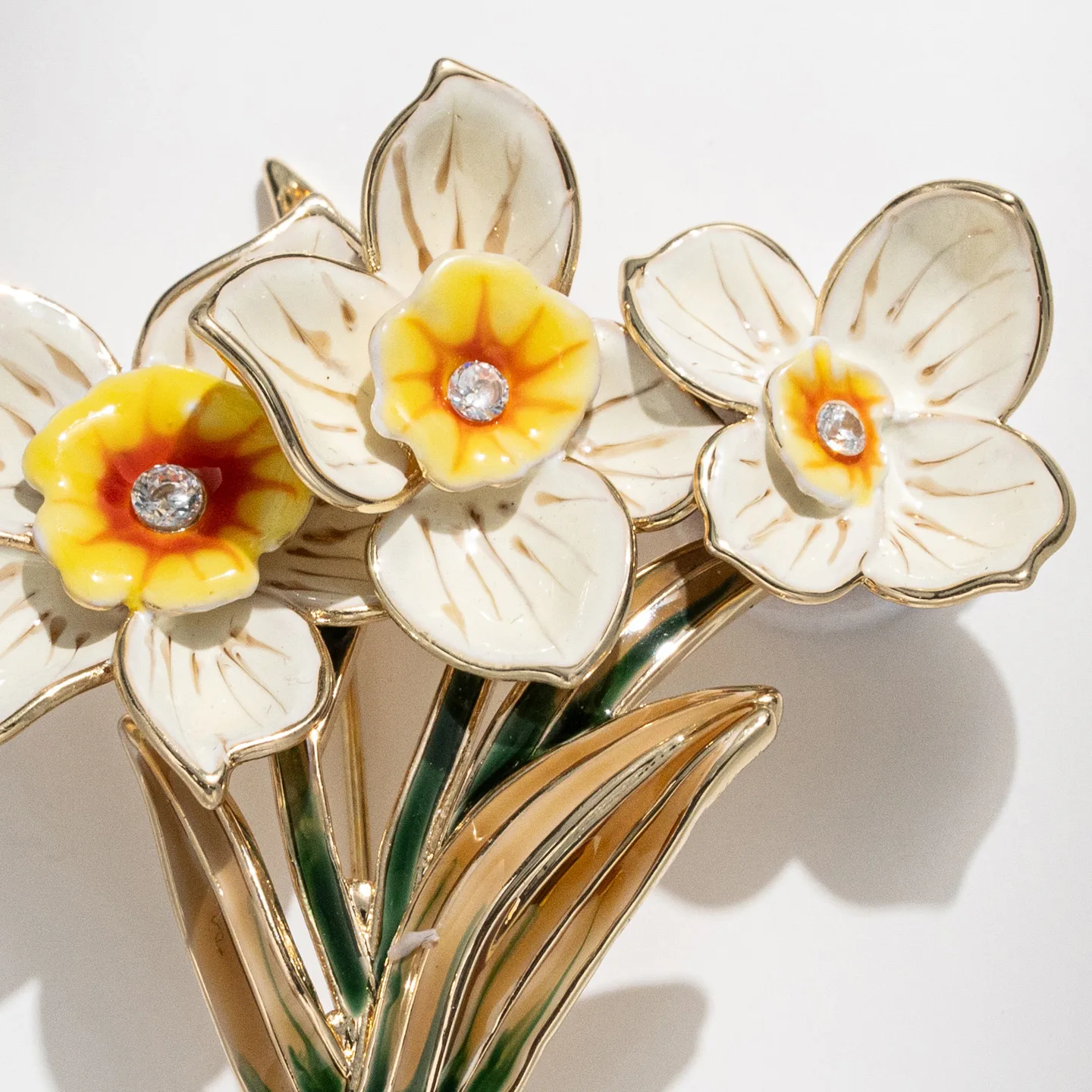 Luxury Design Micro inlaid Zircon Drip Oil Countryside Narcissus Flower Brooch Clothing Accessories Enamel Pins for Women