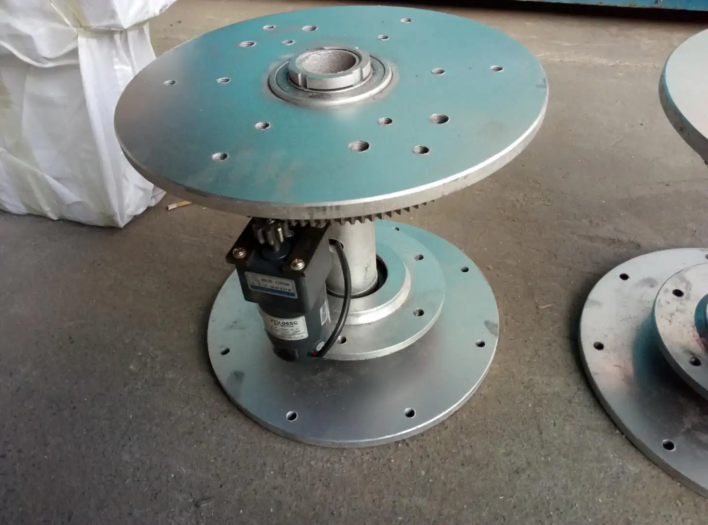 

Electric dining table rotating movement round