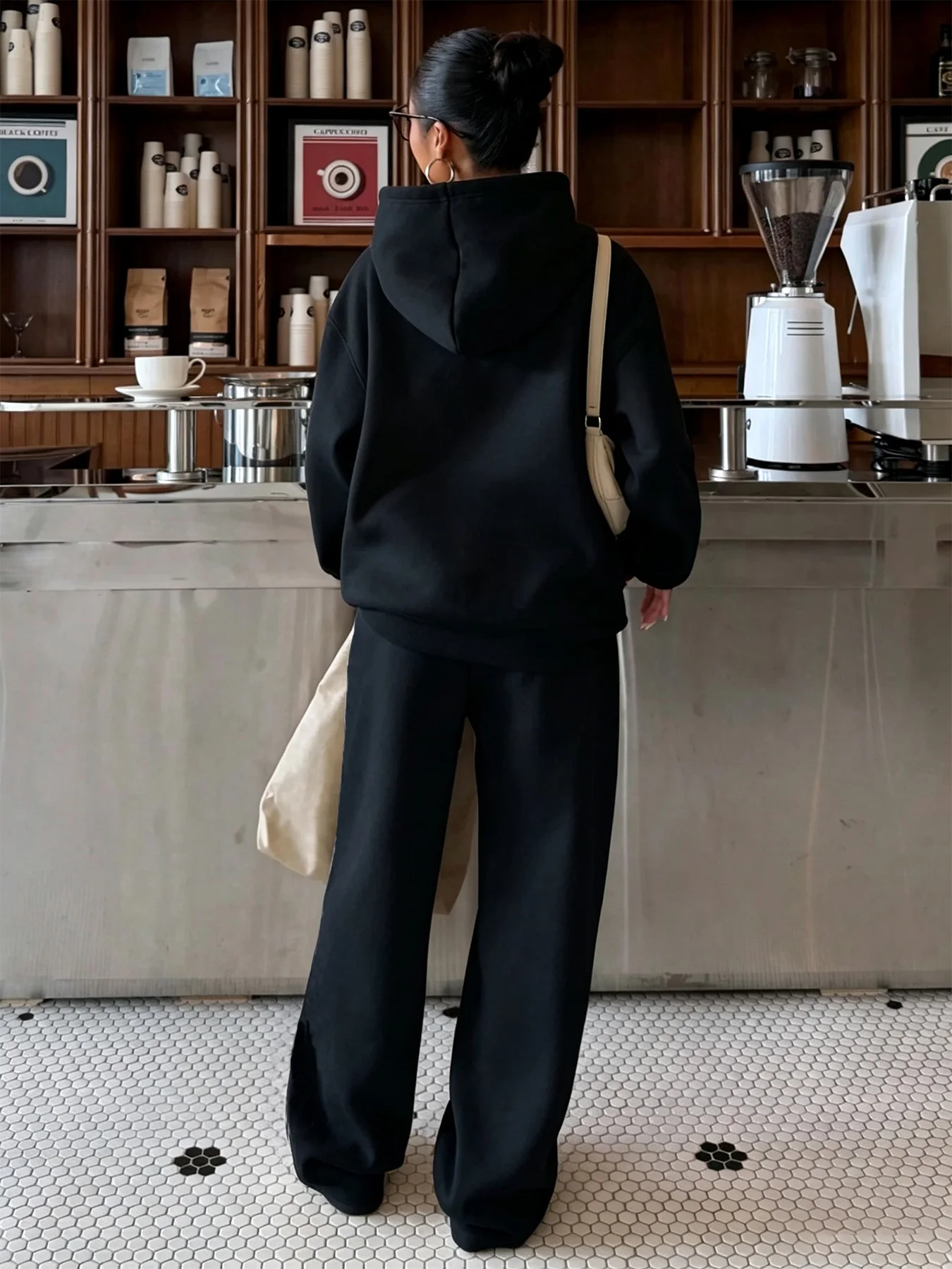 2-teiliges Set: Lässiges Damen-Sweatshirt mit Kordelzug und Taschen, langärmlig, kombiniert mit lockerer, entspannter Hose mit Kordelzug. Gefertigt – Detail 4
