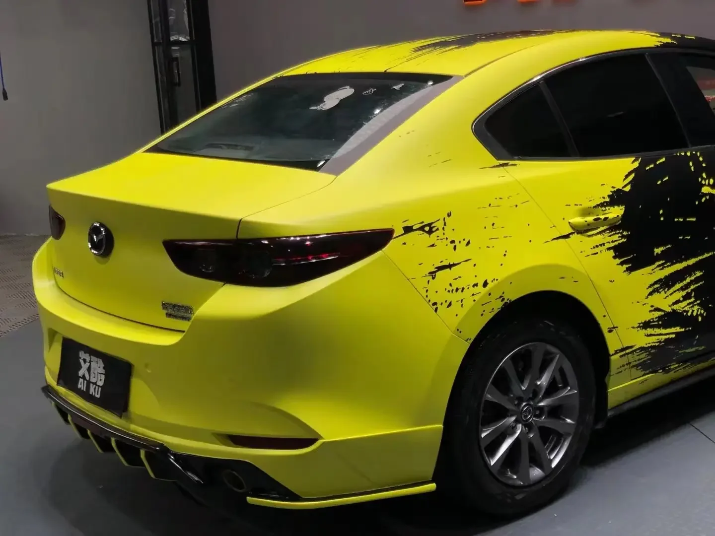 Stiker Vinyl Matte Film Pembungkus Mobil Kustom Holografik Camo Bunglon Hitam dan Kuning