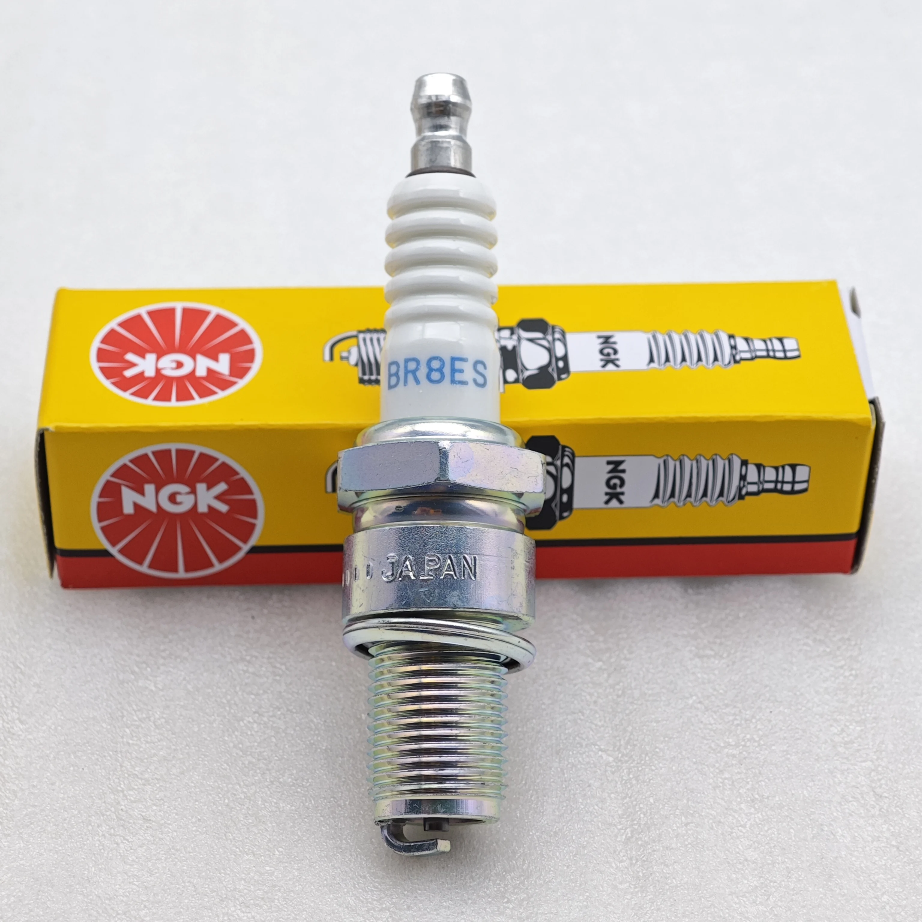 1pcs BR8ES 5422 NGK Spark Plug