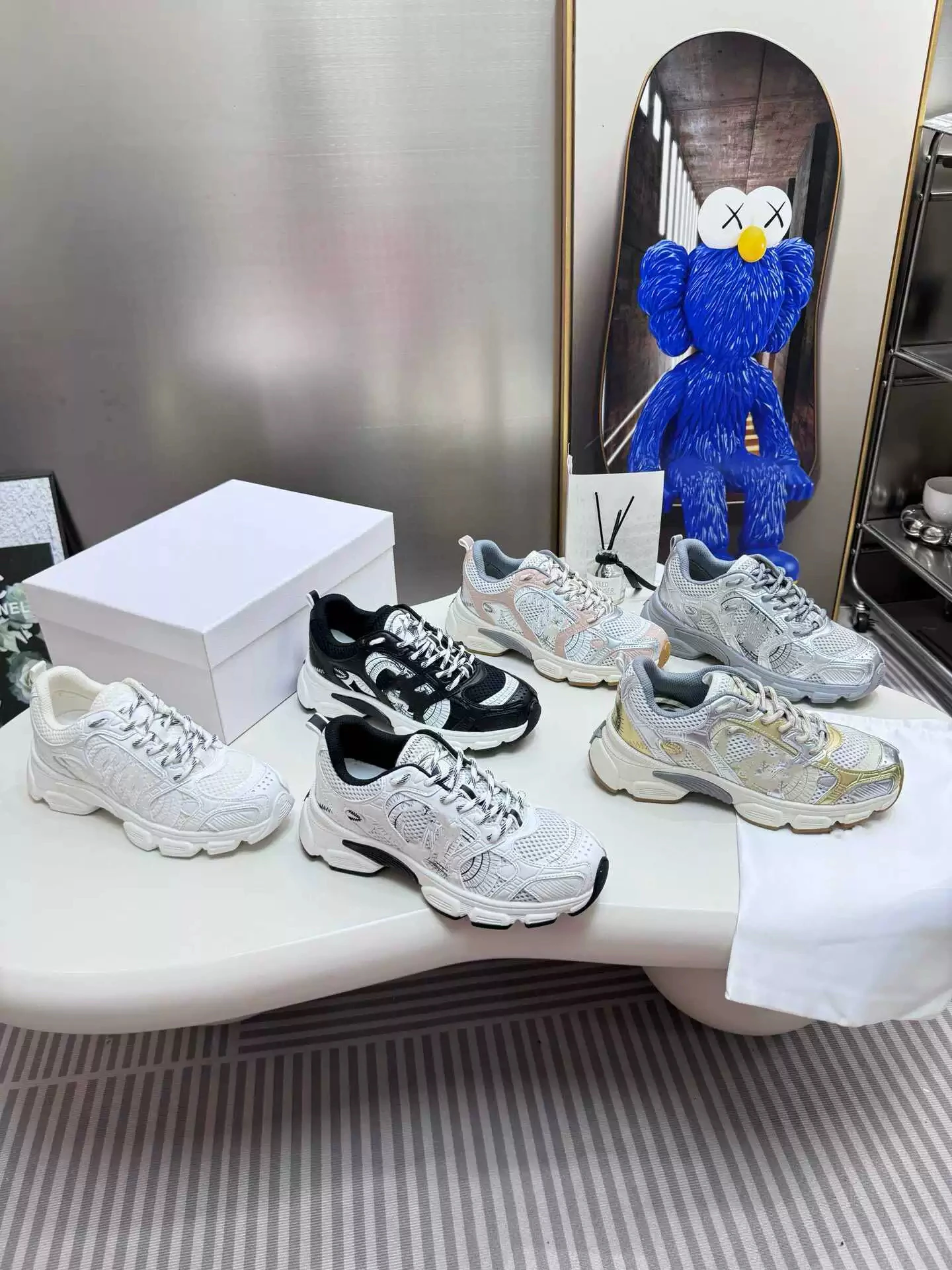 أحذية رياضية عصرية جديدة لعام 2025 بتصميم متعدد الألوان وقاعدة سميكة، أحذية أنيقة غير رسمية بنسيج شبكي، أحذية رياضية خفيفة ال...