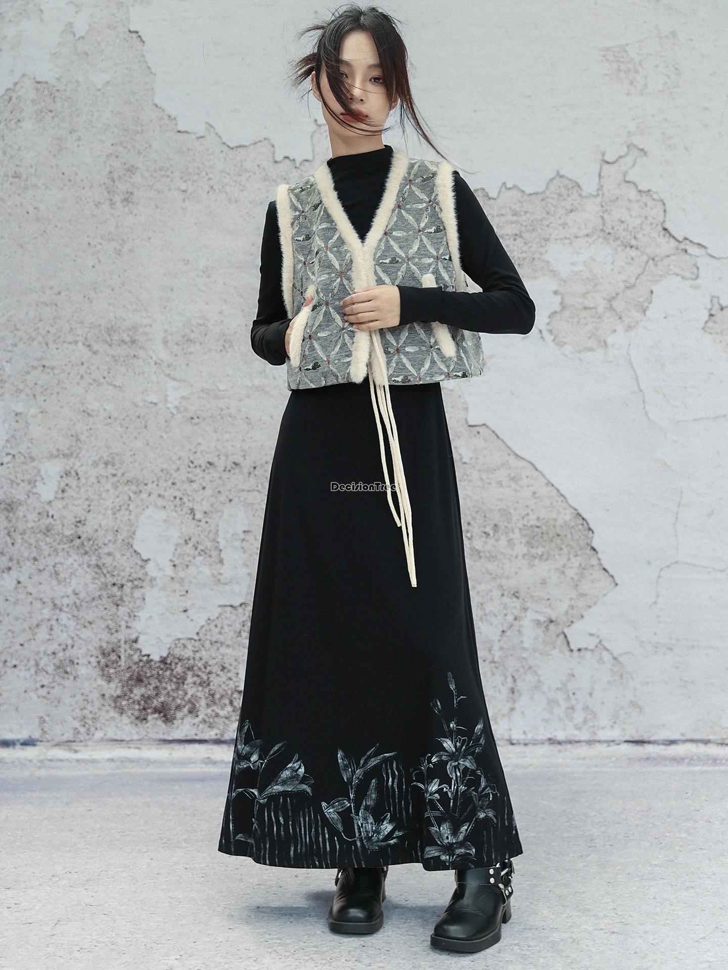 سترة قصيرة من القطيفة على الطراز الصيني الجديد المحسن لعام 2025 برقبة على شكل حرف v سترة قصيرة للنساء للخريف فضفاضة من قماش الجاكار برباط علوي معطف بدلة تانغ سميك #2