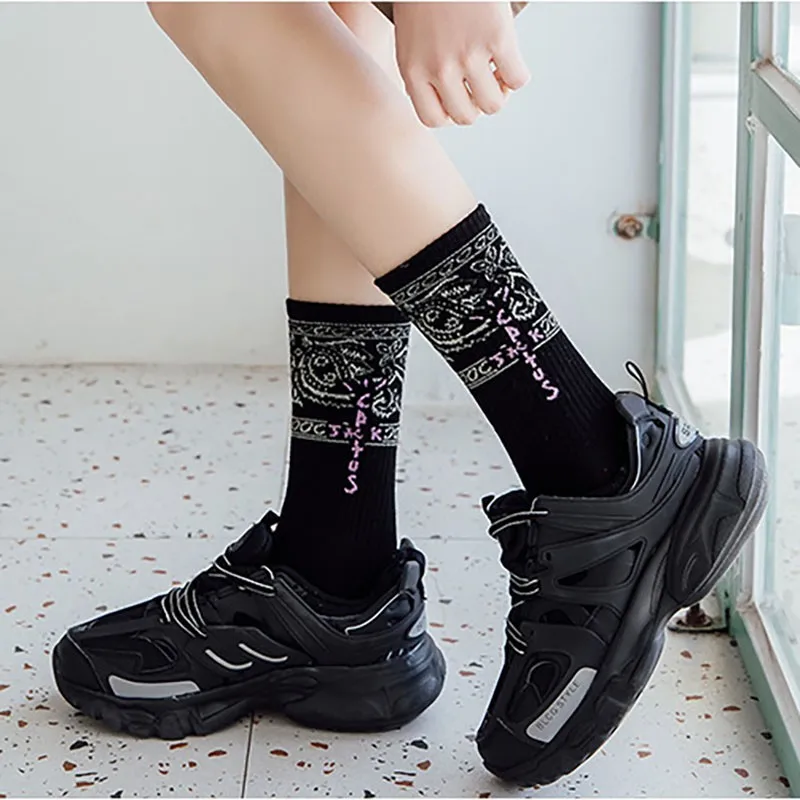 Calcetines deportivos transpirables y cómodos para parejas, medias de algodón Jacquard con letras de cara fantasma, versátiles, tendencia INS, Q102