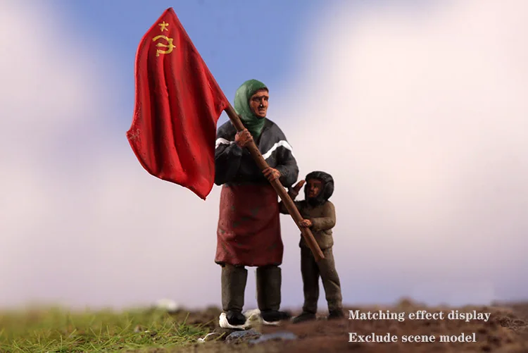 1/72 Two old women and children holding the Soviet flag, Kharkov  Colored finished soldier model