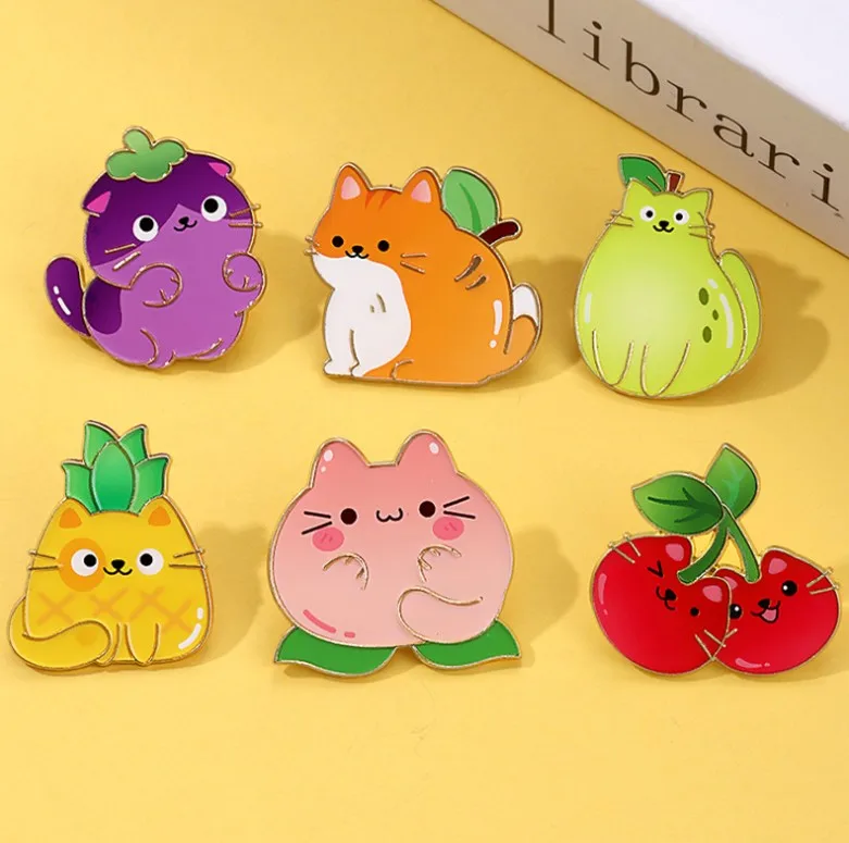 Милый-мультяшный-значок-с-фруктами-и-котом-креативное-животное-вишня-ананас-персик-металлическая-брошь-украшение-на-булавке