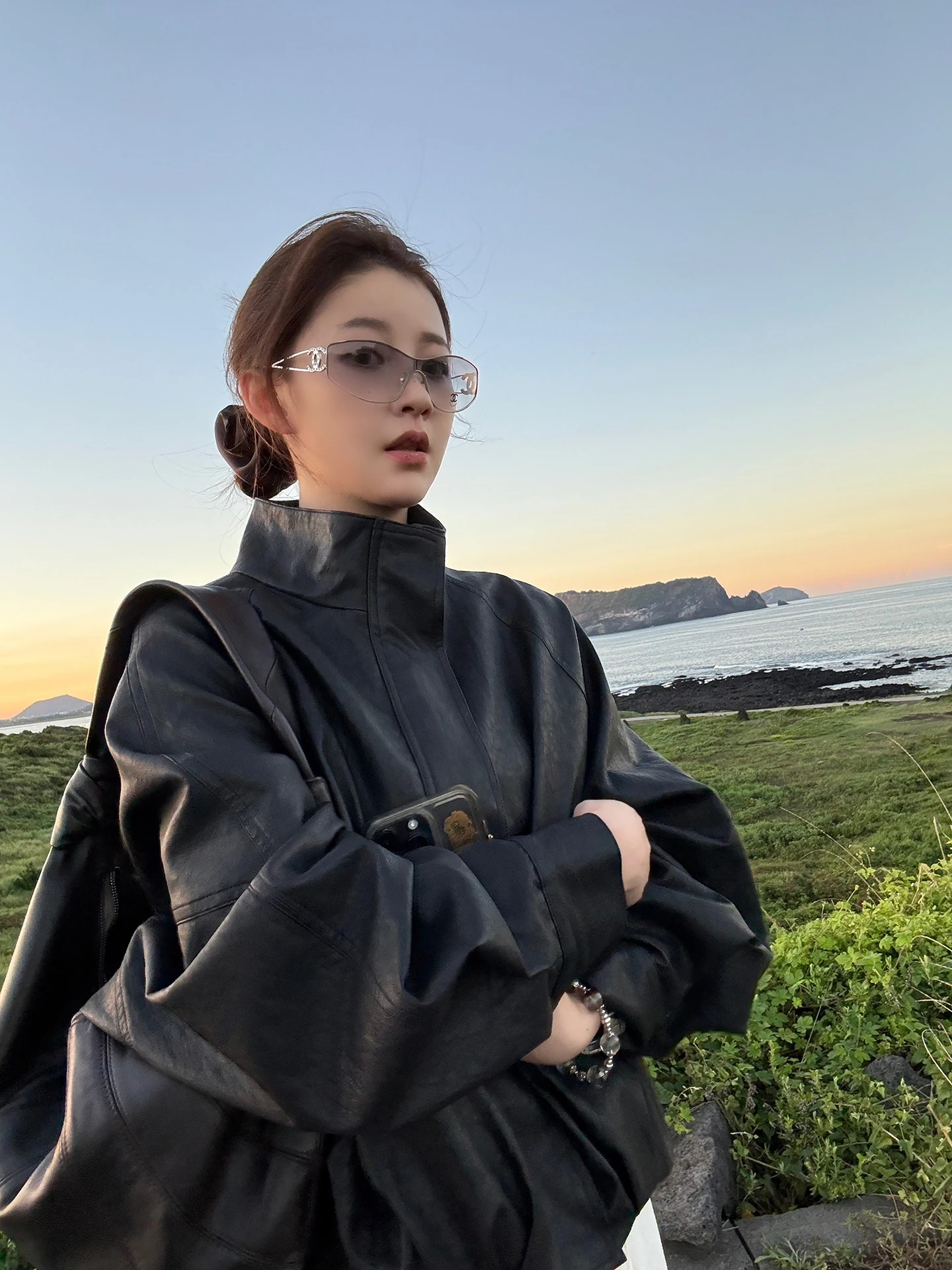 

Sli Protein PU Leather Jaet Stand Collar Long Sve Zipper Closure Faionable Youthful Commute Sle Leather Coat