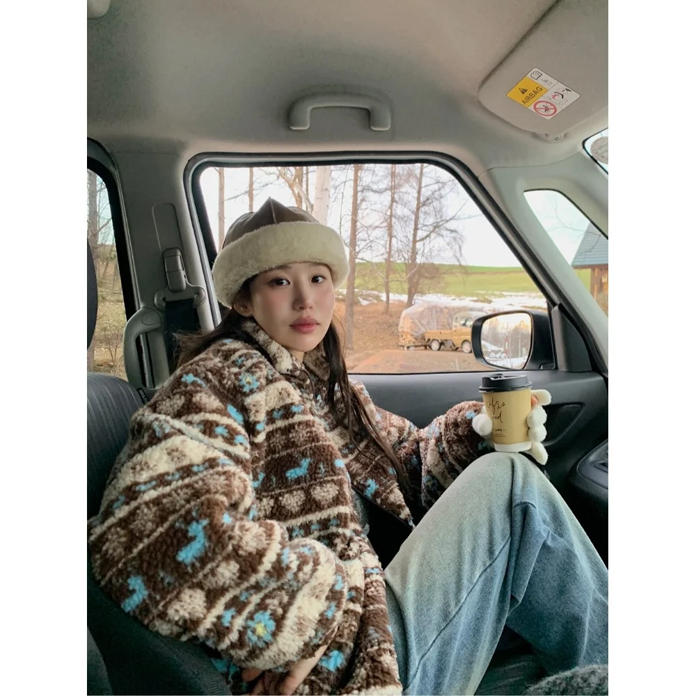 Kurtka damska zimowa z kapturem, retro chic, wzór w serca w stylu Fair Isle, ocieplana kołnierzem z imitacji futra.