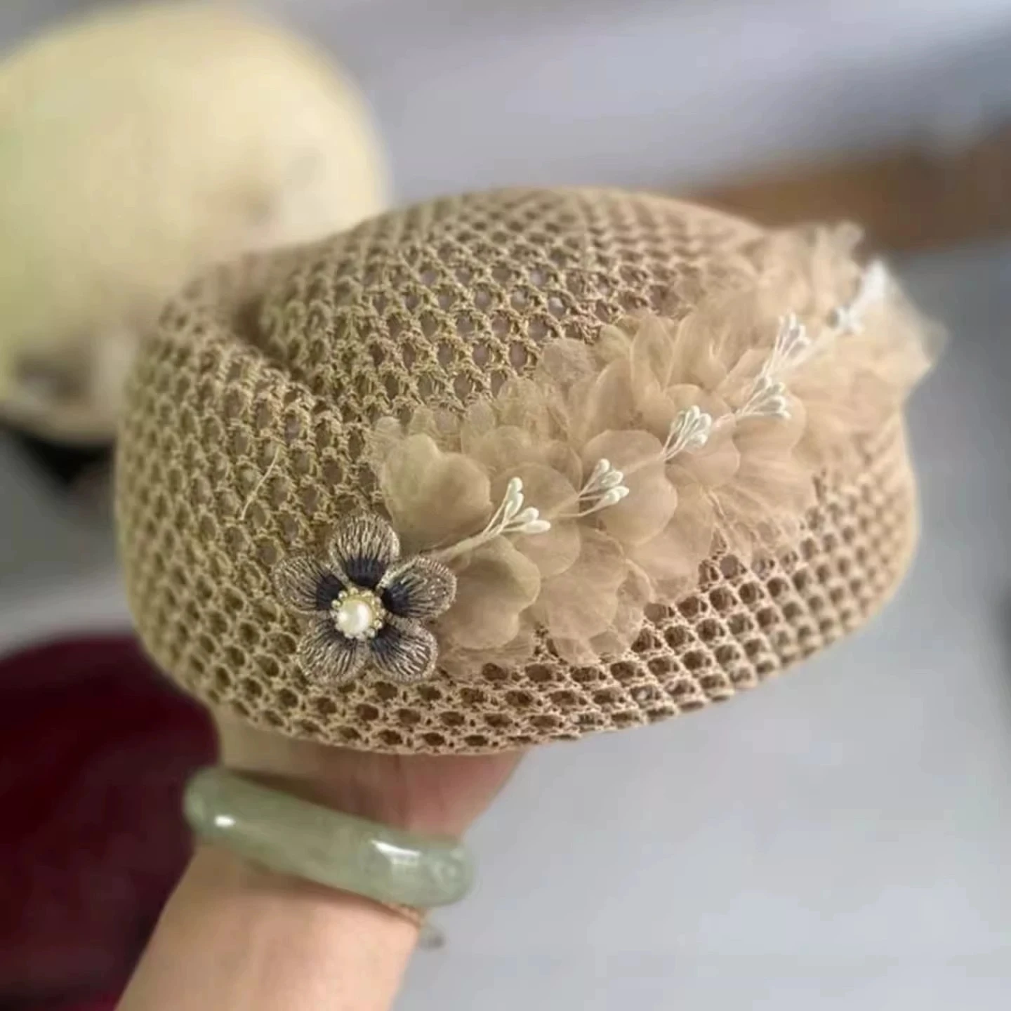 Elegante französische Blumen-Baskenmütze mit Aushöhlungen für Damen – Sommerliche koreanische Mode, süße, vielseitige Stewardess-Mütze, Künstlerhut – Detail 25