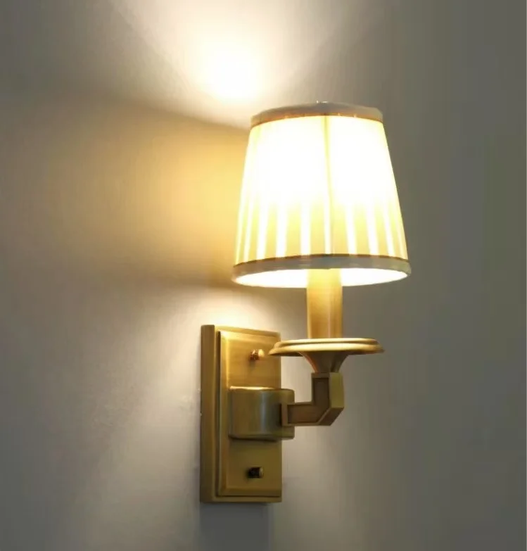 Lâmpadas de parede simples e sofisticadas totalmente em cobre para cenário, escadas e lareiras da sala de estar da villa. Retro, minimalista e elegante.