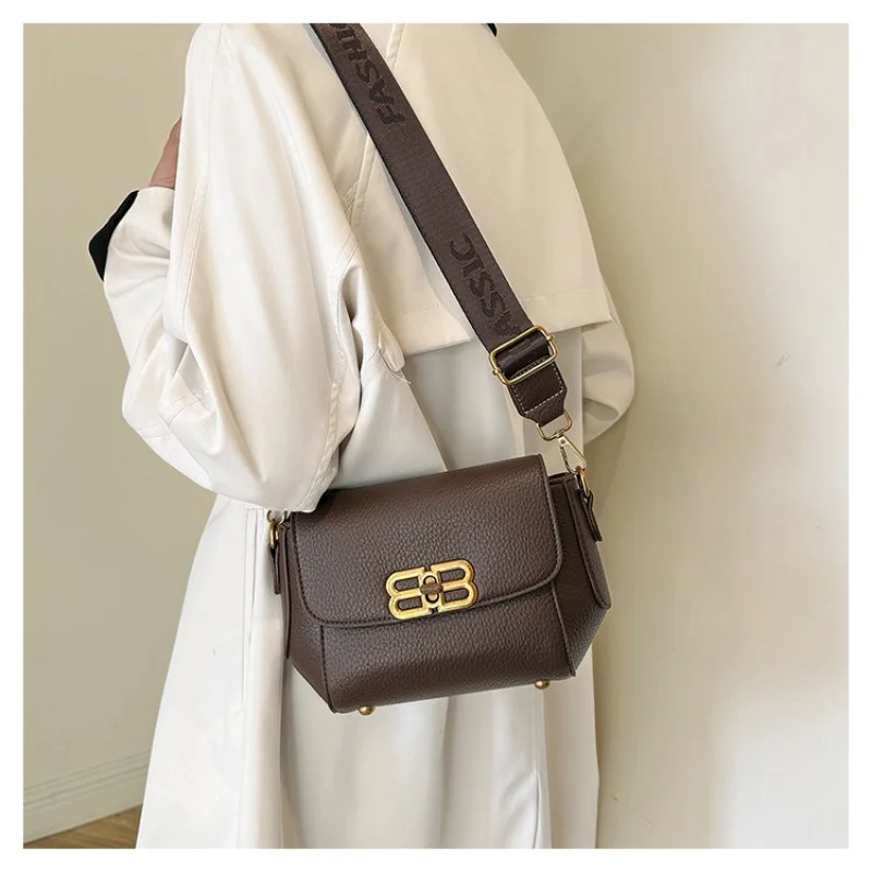 

Classic Elegant Handbag For Ladies - Leather Tote Bag From Luxury Brand By Famous Designer Popular