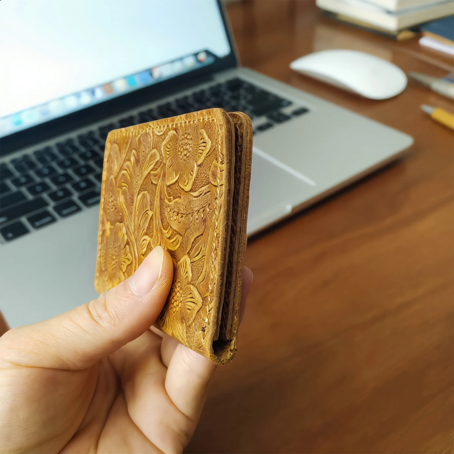 

Orange-yellow card holder with clip, featuring a vintage print pattern and made of mad cowhide leather, is the first choice for