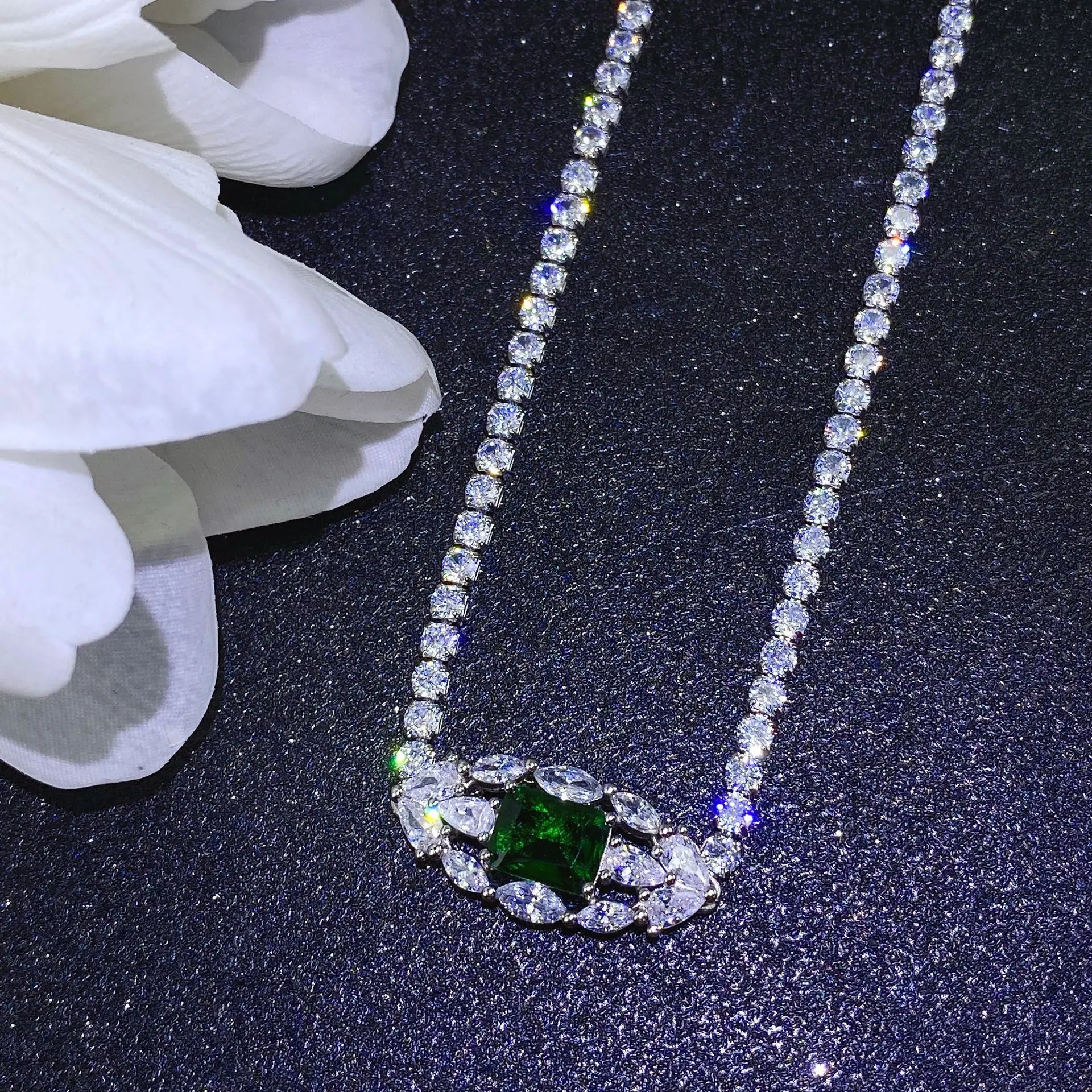 New in Color Treasure Necklace Silver 925 Micro-Encrusted Diamond Emerald Green Zircon Clavicle Chain Female Party Birthday Gift