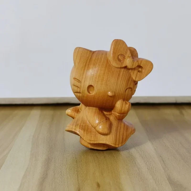 Sanrio Carving Lovely Red Cedar Hello Kitty Model na biurko Figurki Ręcznie robione ozdoby Dekoracje do sypialni Prezent urodzinowy dla dzieci