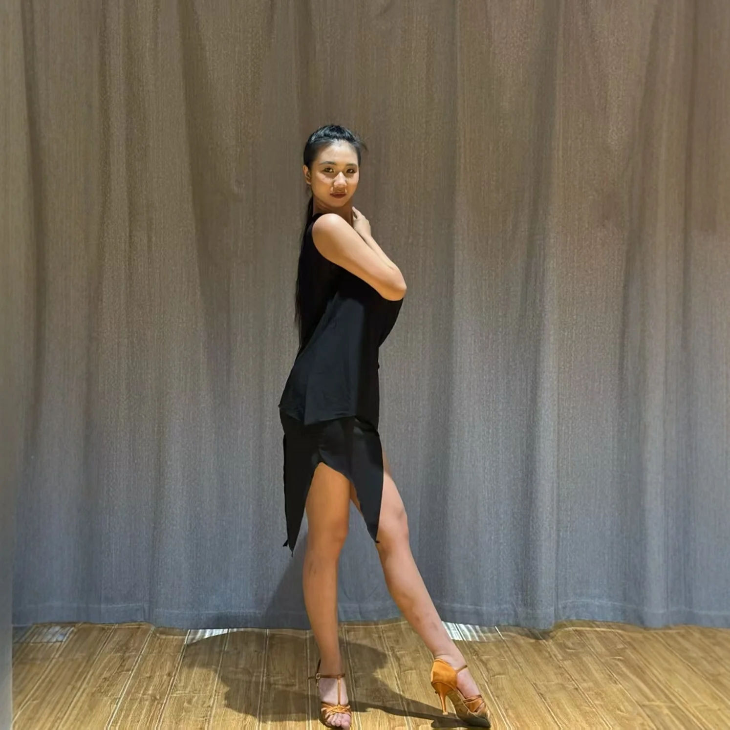 2025 Abiti da ballo latino Donna Adulto Spalla inclinata Top Gonna irregolare Abiti da pratica neri Rumba Samba Abbigliamento da ballo DNV23287